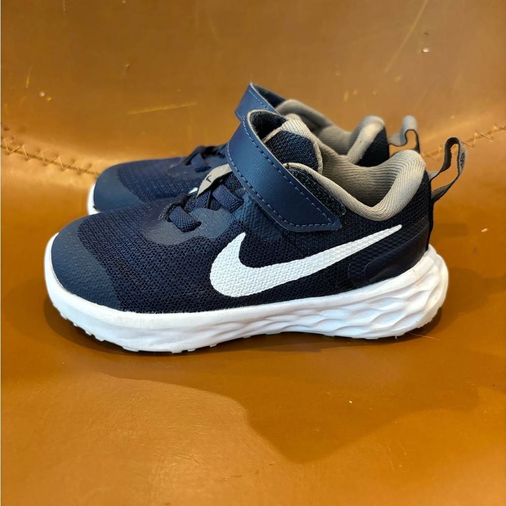 Toddler size 7 Nike tennis shoes